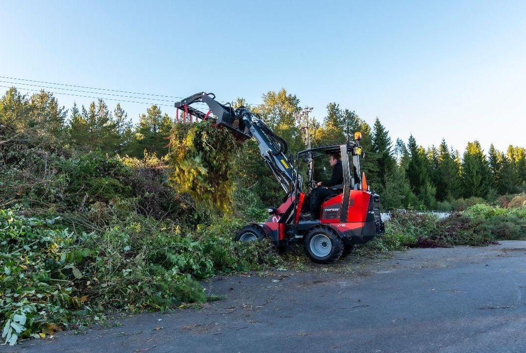 Minilaster i arbeid med trær